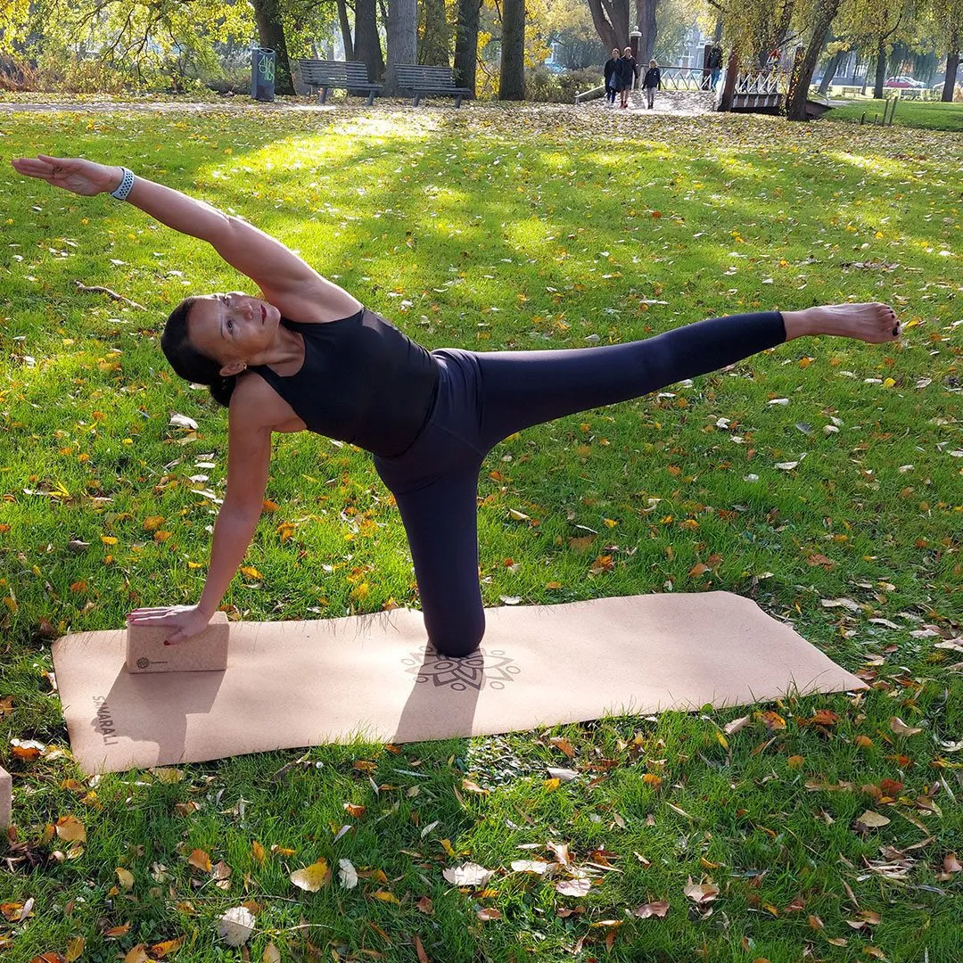 block-4 yogaövningar i naturen med hjälp av yogablock