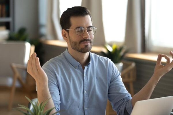 7 postures de yoga pour les employés de bureau occupés