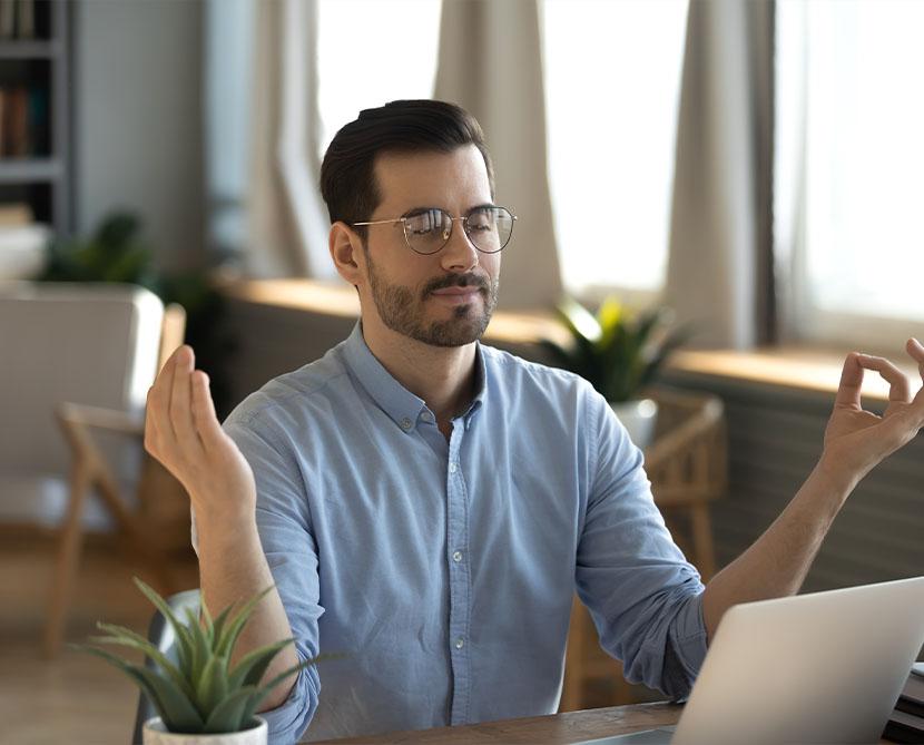 7 postures de yoga pour les employés de bureau occupés