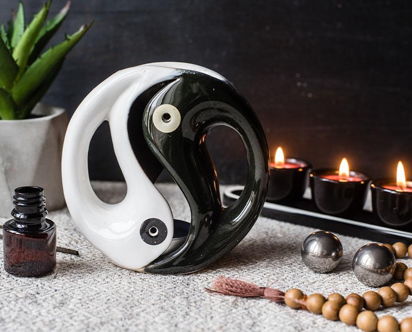 Bringen Sie mit Feng Shui-Regeln positive Energie in Ihren Yogaraum