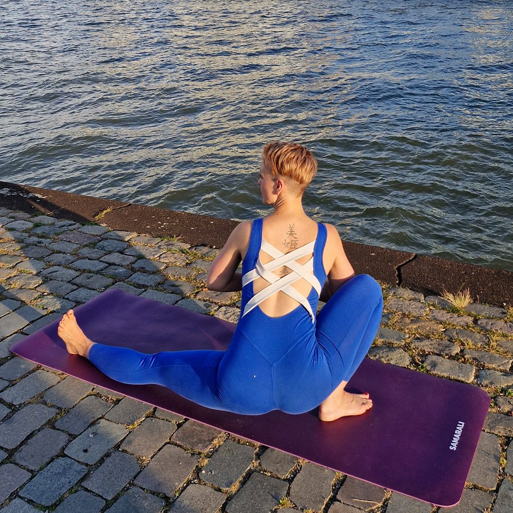 A-Yogi-Übungen-auf-Natur-Yoga-Matte Naturkautschuk Yoga-Matte Naturkautschuk Yoga-Matte
