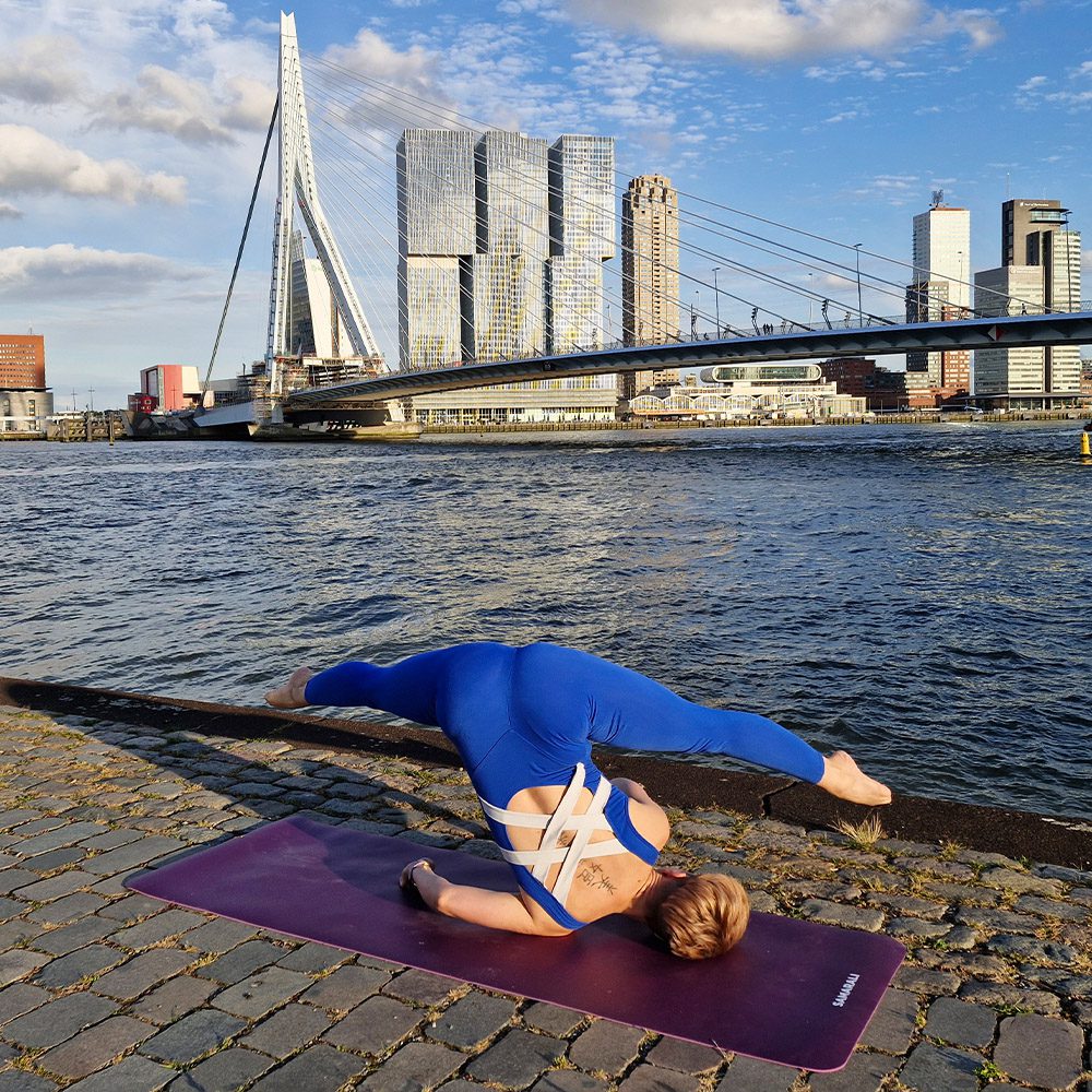 Asanas-auf-natürlichem-Gummi-Yoga-mt Naturkautschuk Yoga-Matte Naturkautschuk Yoga-Matte
