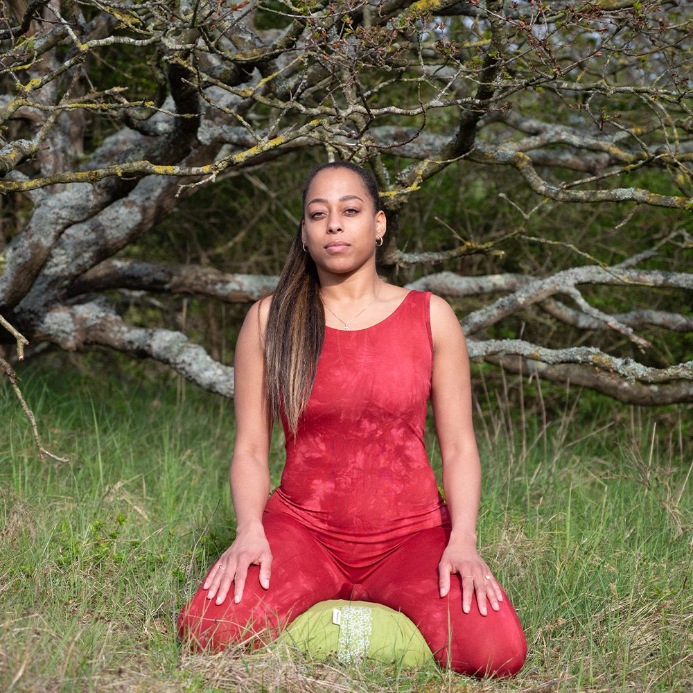 Ein-Mädchen-meditiert-im-Wald-auf-der-Korken-Yoga-Matte_4 Jumpsuit Aphrodite - L, Rot Jumpsuit Aphrodite - L, Rot Jumpsuit Aphrodite - L, Rot Jumpsuit Aphrodite - L, Rot