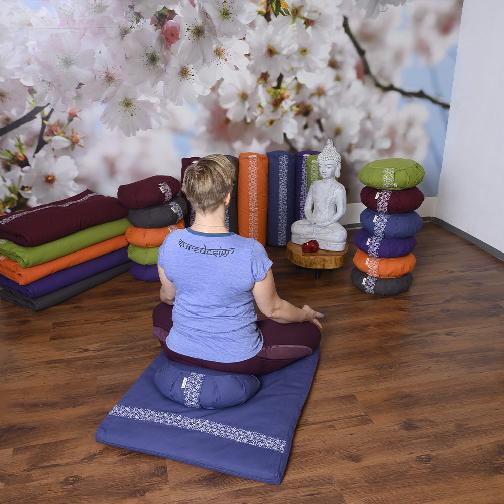 Meditationsset med halvmåne på kudde - Denim Blue Meditationsset med halvmåne på kudde - Denim Blue Meditationsset med halvmåne på kudde - Denim Blue