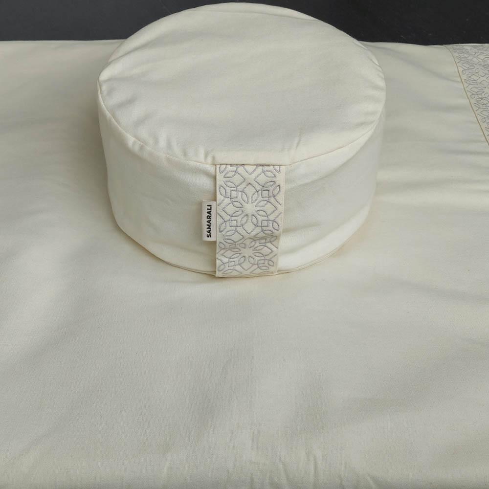 Med-set-avec-coussin-Rond_Ivoire_01 Ensemble Zafu et Zabuton avec oreiller rond Lotus - Ivoire Ensemble Zafu et Zabuton avec oreiller rond Lotus - Ivoire Ensemble Zafu et Zabuton avec oreiller rond Lotus - Ivoire
