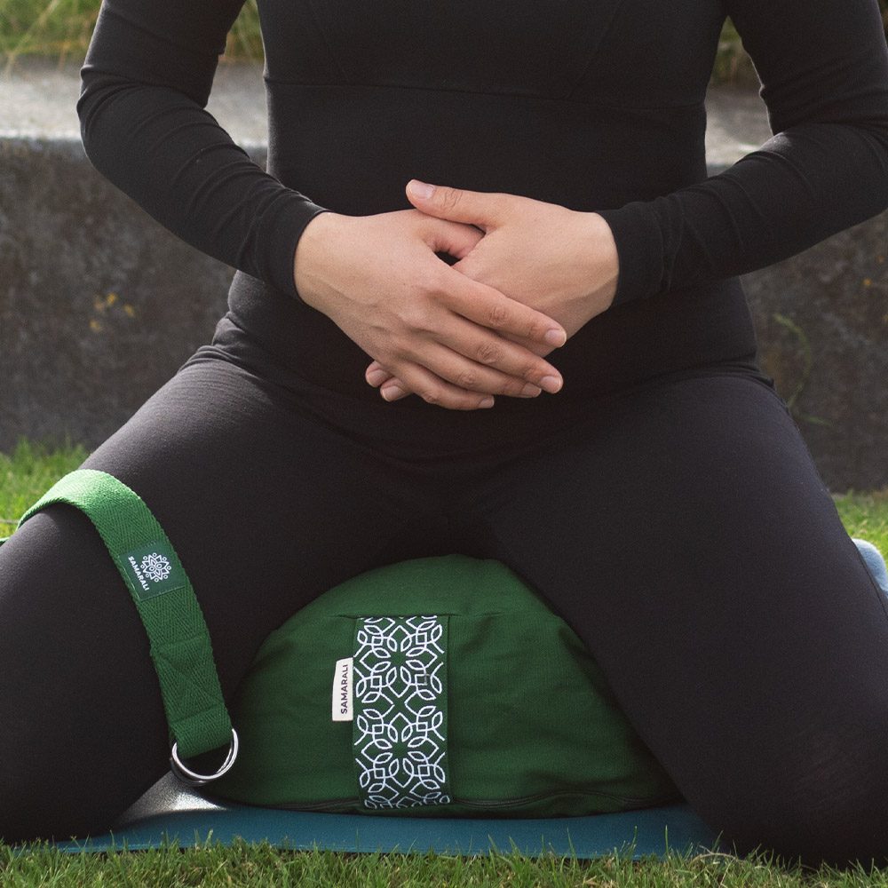 Meditaion-cushion-XL-and-yoga-strap_3 Round meditation cushion – XL - Forest Green Round meditation cushion – XL - Forest Green Round meditation cushion – XL - Forest Green