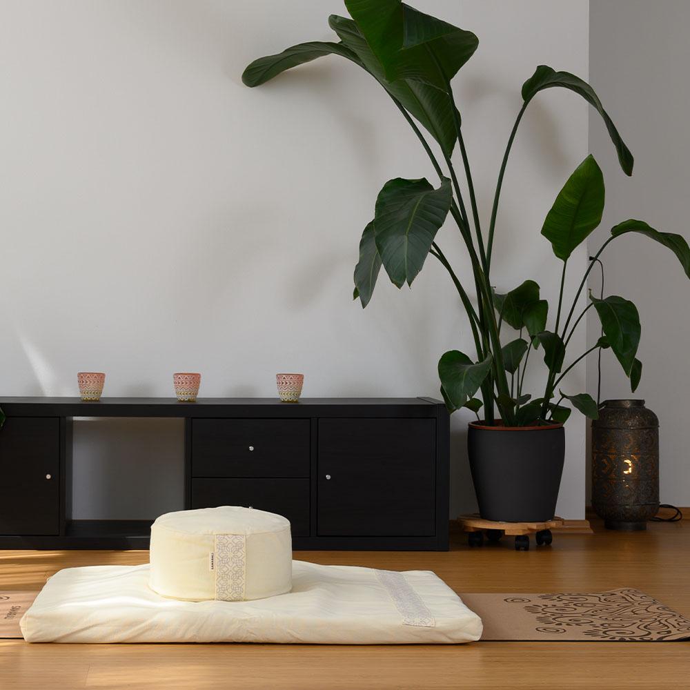 Set de méditation avec oreiller rond_3 Ensemble Zafu et Zabuton avec oreiller rond Lotus - Ivoire Ensemble Zafu et Zabuton avec oreiller rond Lotus - Ivoire Ensemble Zafu et Zabuton avec oreiller rond Lotus - Ivoire