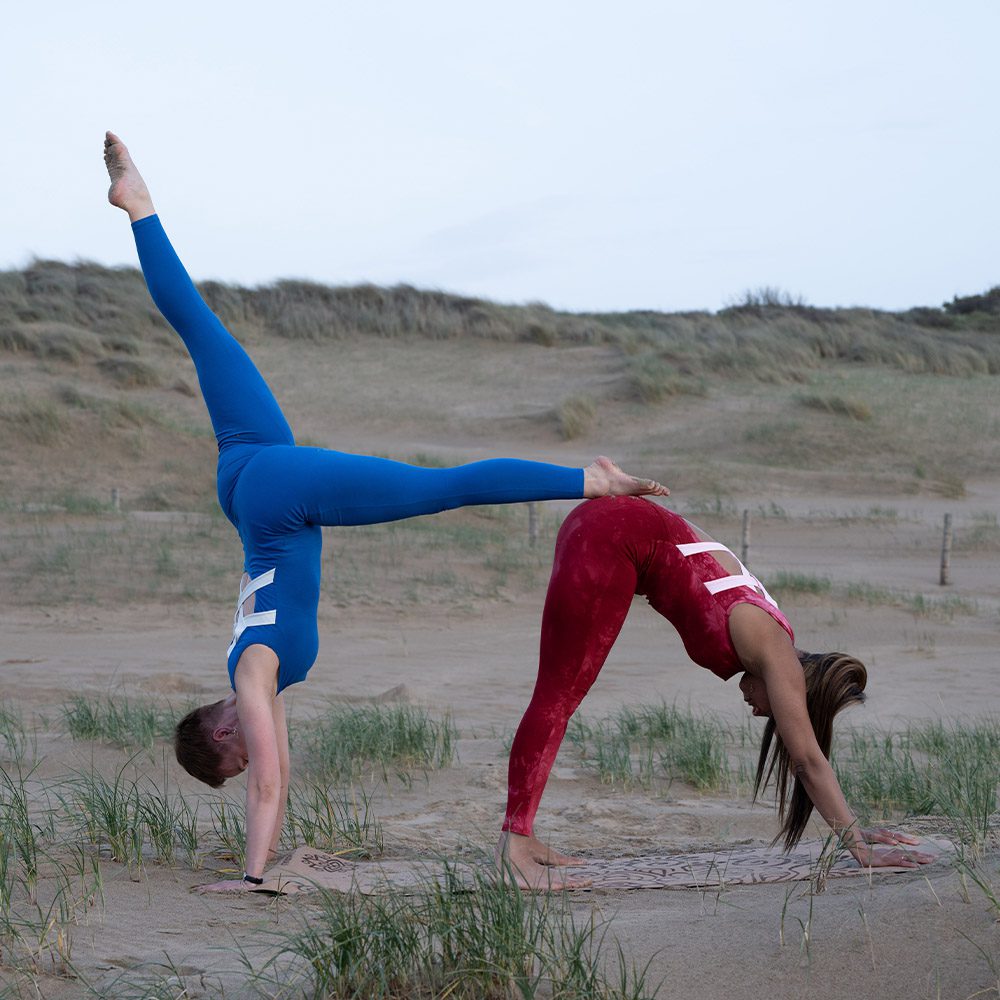 Zwei-Personen-Yoga-asana_2 Jumpsuit Aphrodite - S, Blau Jumpsuit Aphrodite - S, Blau Jumpsuit Aphrodite - S, Blau Jumpsuit Aphrodite - S, Blau