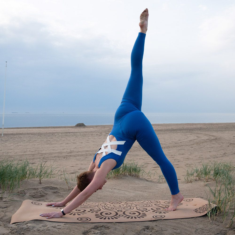 Yogi-ausdauernd-am-Strand_2 Jumpsuit Aphrodite - S, Blau Jumpsuit Aphrodite - S, Blau Jumpsuit Aphrodite - S, Blau Jumpsuit Aphrodite - S, Blau