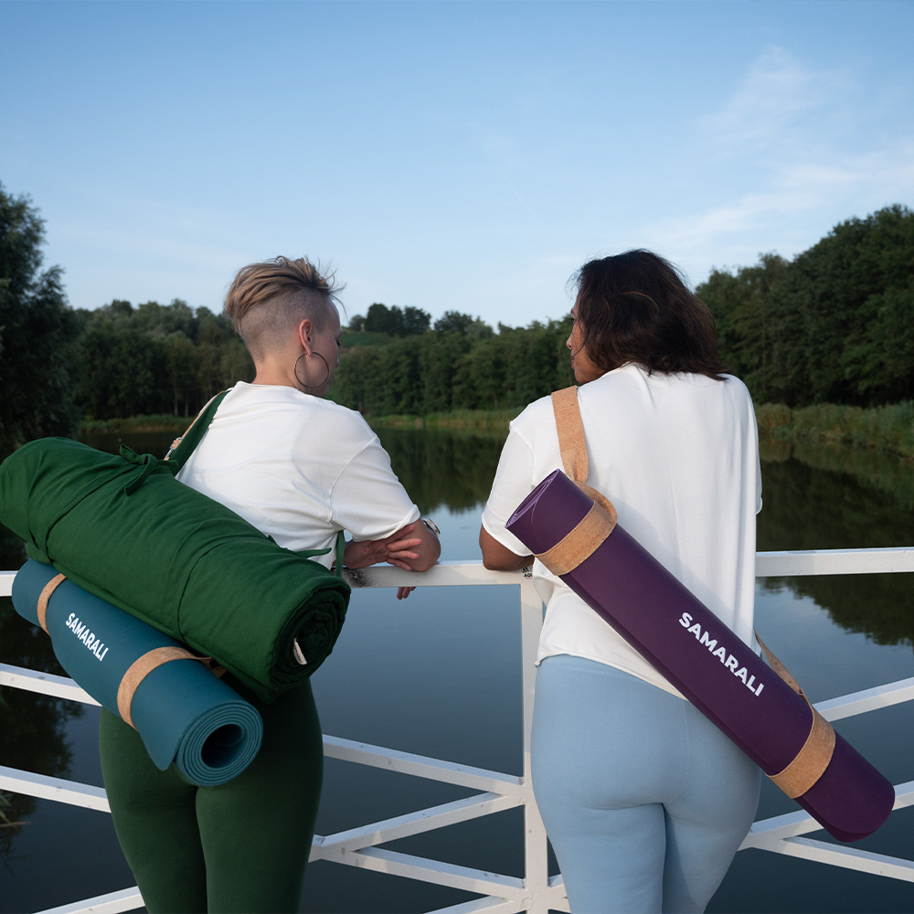 Yogamattor av naturgummi – plommonfärgade och mörkgröna_30 Yogamattor av naturgummi i färgerna prune och mörkgrönt