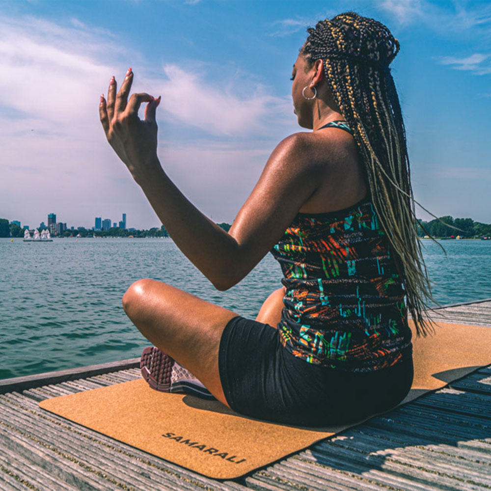 Vrouwelijke meditatie op kurken yogamat Vrouwelijke meditatie op kurken yogamat