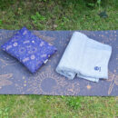 Het Savasana-kussen en de deken op de yogamat in de tuin 2 Yoga-nekkussen Yoga-nekkussen