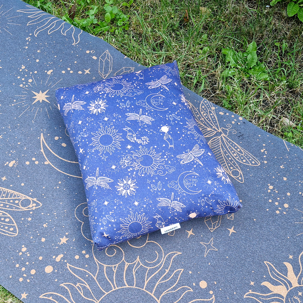 Savasana-kussen op de yogamat in de tuin Yoga-nekkussen Yoga-nekkussen