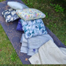 De Savasana-kussens en yogadekens liggen op de yogamat in de tuin 2 Yoga-nekkussen Yoga-nekkussen