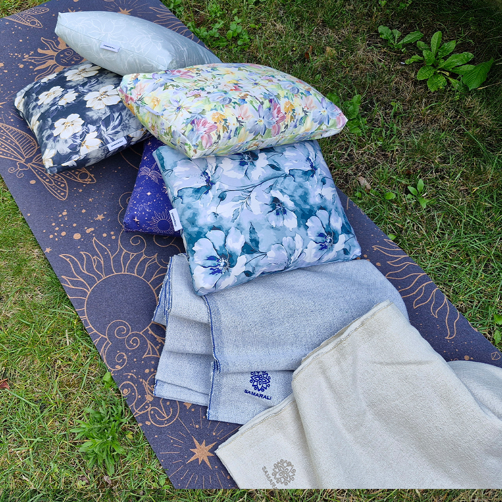 De Savasana-kussens en yogadekens liggen op de yogamat in de tuin 2 Yoga-nekkussen Yoga-nekkussen