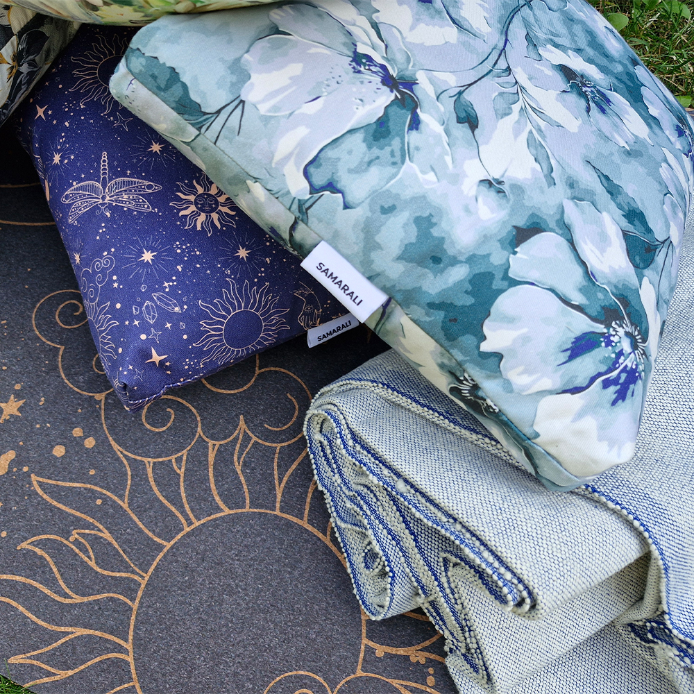 Savasana-kussens op de yogamat in de tuin 5 Yoga-nekkussen Yoga-nekkussen
