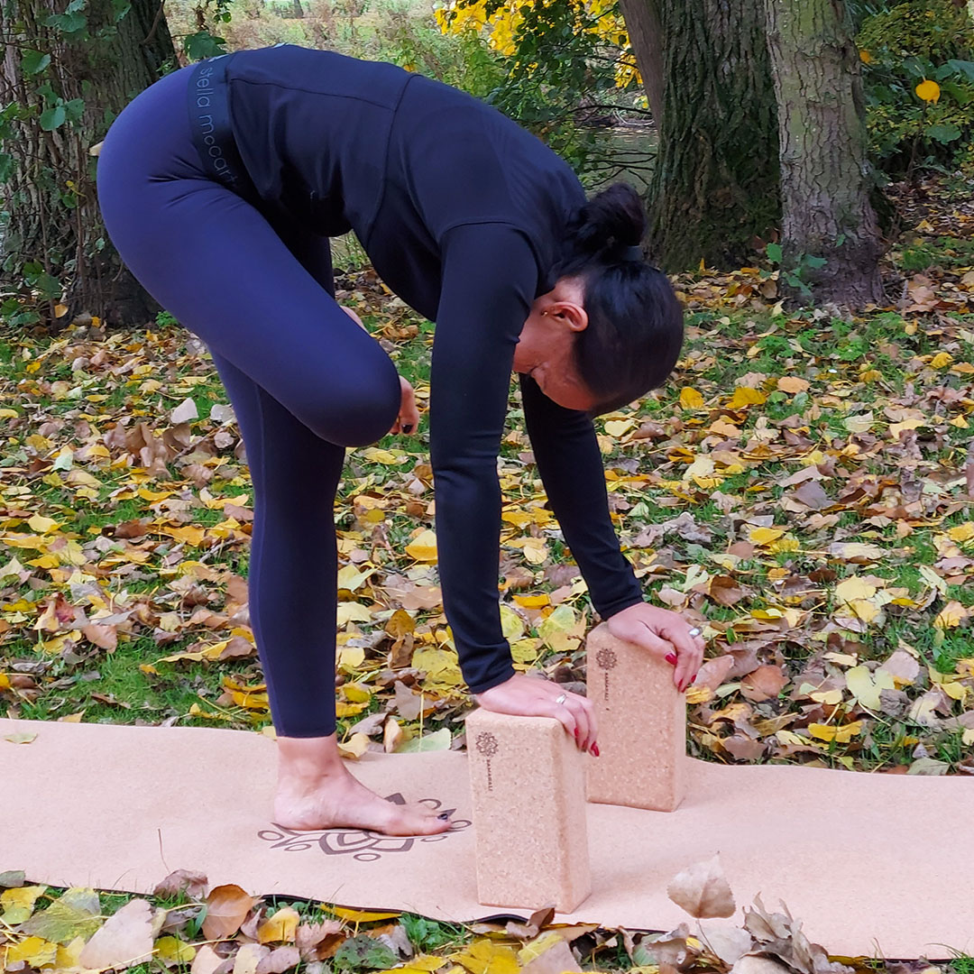 blocs de yoga en liège une femme pratiquant le yoga avec des blocs en liège sur un tapis de yoga
