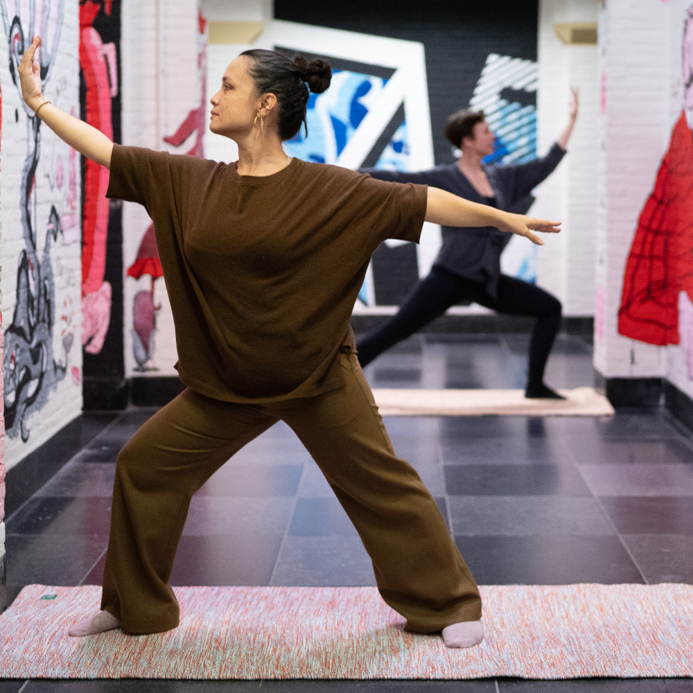 Yogamatte Orange Mix 3 eine Kriegerhaltung