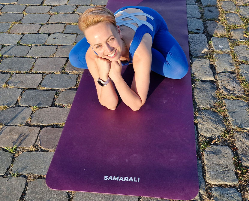 Une femme est sur le tapis en caoutchouc naturel Quels sont les tapis de yoga les plus durables et les plus non toxiques ? tapis de yoga durables