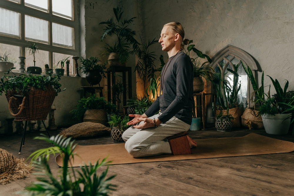 shutterstock 2260719447 Welche Meditationsposition eignet sich am besten für Anfänger mit Rückenschmerzen? Meditation auf der Bank