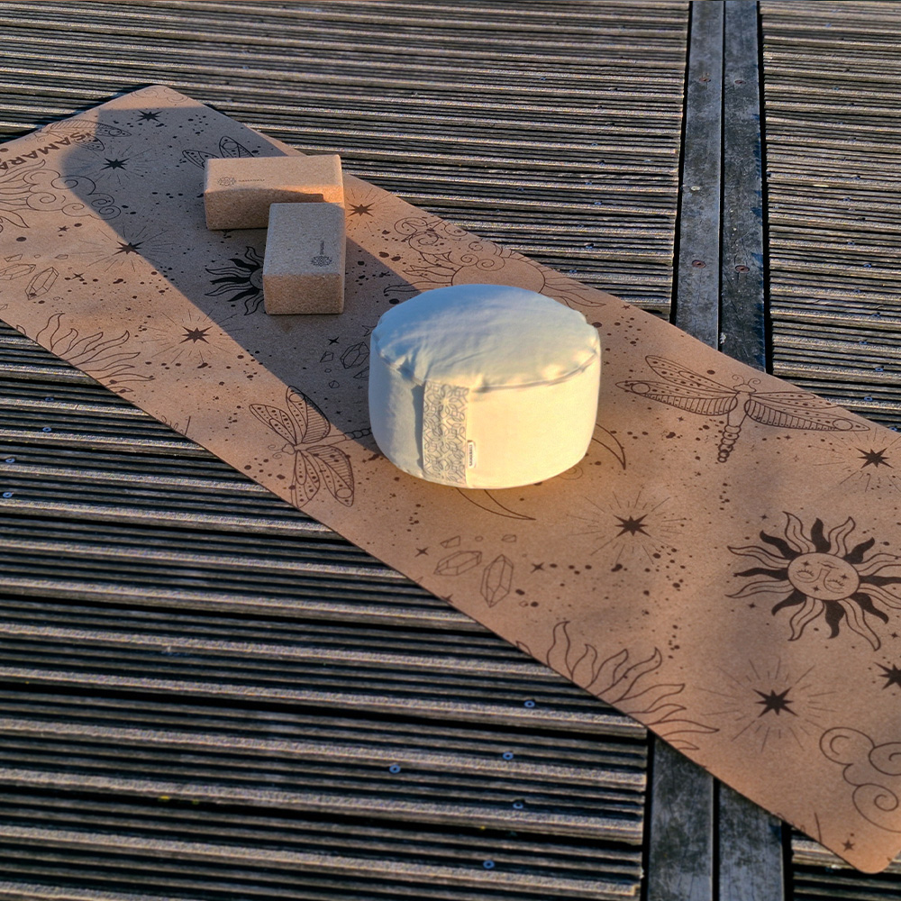 yogamatta av kork, rund meditationskudde och två block Cosmic Harmony Cork Yoga Mat – yogamatta av kork, rund meditationskudde och två block